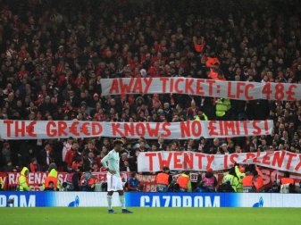 In Liverpool protestierten die mitgereisten Fans des FC Bayern gegen die zu hohen Eintrittspreise. Foto: Peter Byrne/Press Association In Liverpool protestierten die mitgereisten Fans des FC Bayern gegen die zu hohen Eintrittspreise. Foto: Peter Byrne/Press Association