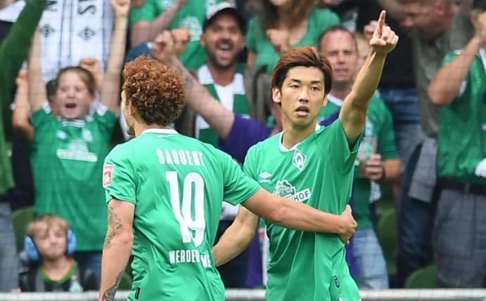 «Yuya ist ein Top-Spieler», lobte Werder-Trainer Kohfeldt den Doppelpacker Osako (r). Foto: Carmen Jaspersen