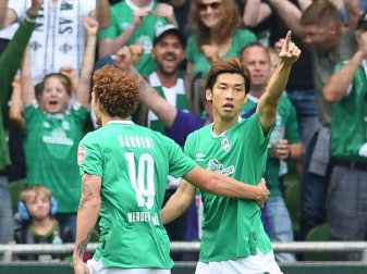 «Yuya ist ein Top-Spieler», lobte Werder-Trainer Kohfeldt den Doppelpacker Osako (r). Foto: Carmen Jaspersen «Yuya ist ein Top-Spieler», lobte Werder-Trainer Kohfeldt den Doppelpacker Osako (r). Foto: Carmen Jaspersen
