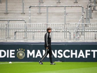 Bundestrainer Joachim Löw geht im Millerntorstadion über den Platz. Foto: Christian Charisius Bundestrainer Joachim Löw geht im Millerntorstadion über den Platz. Foto: Christian Charisius