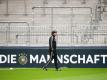 Bundestrainer Joachim Löw geht im Millerntorstadion über den Platz. Foto: Christian Charisius