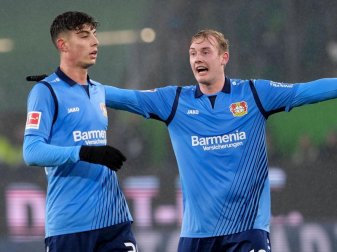 Julian Brandt (r) ist schon zum BVB gegangen, nun will Marco Reus auch Kai Havertz (l) vom Wechsel überzeugen. Foto: Peter Steffen Julian Brandt (r) ist schon zum BVB gegangen, nun will Marco Reus auch Kai Havertz (l) vom Wechsel überzeugen. Foto: Peter Steffen