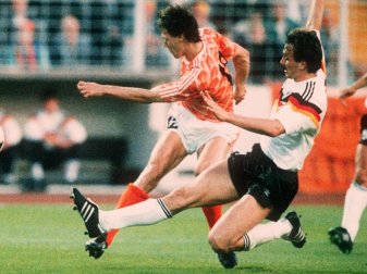 Legendäres Duell: Jürgen Kohler (r) und Holland-Torjäger Marco 1988 in Hamburg. Foto: dpa Legendäres Duell: Jürgen Kohler (r) und Holland-Torjäger Marco 1988 in Hamburg. Foto: dpa