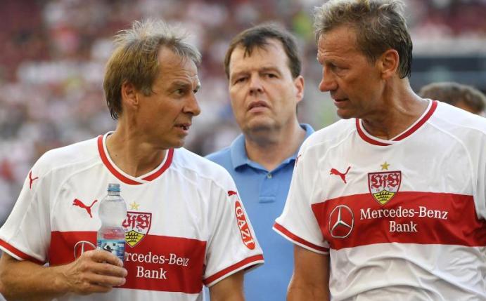 VfB-Idole unter sich: Jürgen Klinsmann (l) und Guido Buchwald. Foto: Marijan Murat