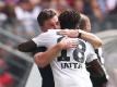 Dieter Hecking (l) hat den öffentlichen Umgang mit Bakery Jatta kritisiert: Der HSV-Trainer umarmt seinen Spieler. Foto: Christian Charisius