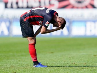 Nach der 0:5-Heimpleite gegen Jahn Regensburg startet der SV Wehen Wiesbaden eine ungewöhnliche Versöhnungsaktion. Foto: Uwe Anspach Nach der 0:5-Heimpleite gegen Jahn Regensburg startet der SV Wehen Wiesbaden eine ungewöhnliche Versöhnungsaktion. Foto: Uwe Anspach