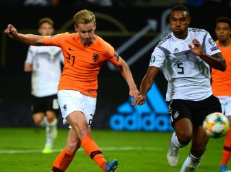 Kommt gegen de Jong (l.) zu spät: Jonathan Tah Kommt gegen de Jong (l.) zu spät: Jonathan Tah