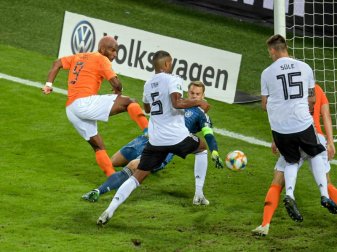 Falsches Gehäuse: Jonathan Tah traf per Eigentor zum 1:1 für die Niederlande. Foto: Axel Heimken Falsches Gehäuse: Jonathan Tah traf per Eigentor zum 1:1 für die Niederlande. Foto: Axel Heimken
