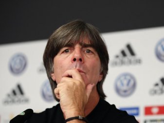 Nachdenklich: Joachim Löw nach der Heimniederlage gegen die Niederlande. Foto: Christian Charisius Nachdenklich: Joachim Löw nach der Heimniederlage gegen die Niederlande. Foto: Christian Charisius