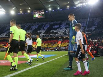 EM-Qualifikationsspiel in Hamburg: Choreo "Volley" EM-Qualifikationsspiel in Hamburg: Choreo "Volley"