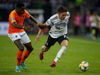 Nico Schulz (r.) verletzt sich im EM-Qualifikationsspiel Nico Schulz (r.) verletzt sich im EM-Qualifikationsspiel