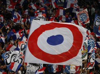Auch die Fans der französischen Nationalmannschaft wunderten sich in Paris. Foto: Christophe Ena/AP Auch die Fans der französischen Nationalmannschaft wunderten sich in Paris. Foto: Christophe Ena/AP