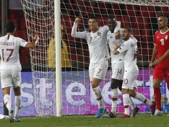 Cristiano Ronaldo (M.) und Co. gewannen in Serbien. Foto: Darko Vojinovic/AP Cristiano Ronaldo (M.) und Co. gewannen in Serbien. Foto: Darko Vojinovic/AP