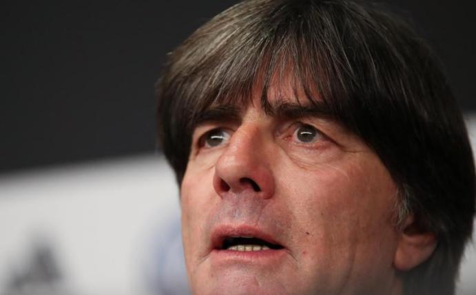 Bundestrainer Joachim Löw fliegt mit dem Nationalteam nach Nordirland. Foto: Christian Charisius