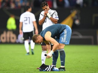 Nach der Niederlage gegen die Niederlande stehen Manuel Neuer und das DFB-Team in Nordirland unter Druck. Foto: Robert Michael Nach der Niederlage gegen die Niederlande stehen Manuel Neuer und das DFB-Team in Nordirland unter Druck. Foto: Robert Michael