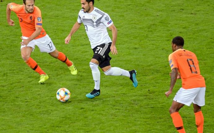 Gündogan (M) fällt im EM-Qualifikationsspiel gegen Noprdirland krankheitsbedingt aus. Foto: Axel Heimken