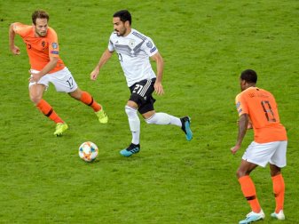 Gündogan (M) fällt im EM-Qualifikationsspiel gegen Noprdirland krankheitsbedingt aus. Foto: Axel Heimken Gündogan (M) fällt im EM-Qualifikationsspiel gegen Noprdirland krankheitsbedingt aus. Foto: Axel Heimken