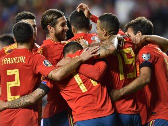Spaniens Rodrigo (M) jubelt mit seinen Teamkollegen nach dem Tor zum 1:0. Foto: Alvaro Barrientos/AP Spaniens Rodrigo (M) jubelt mit seinen Teamkollegen nach dem Tor zum 1:0. Foto: Alvaro Barrientos/AP
