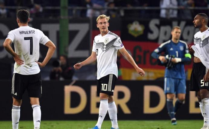 Julian Brandt (M) geht nach dem verlorenen EM-Qualifikationsspiel gegen die Niederlande über den Platz. Foto: Daniel Reinhardt