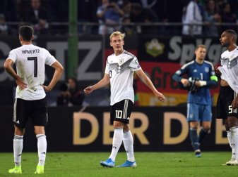 Julian Brandt (M) geht nach dem verlorenen EM-Qualifikationsspiel gegen die Niederlande über den Platz. Foto: Daniel Reinhardt Julian Brandt (M) geht nach dem verlorenen EM-Qualifikationsspiel gegen die Niederlande über den Platz. Foto: Daniel Reinhardt