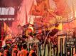 Union Fans zünden beim Spiel gegen den BVB Bengalisches Feuer im Fanblock Waldseite. Foto: Andreas Gora
