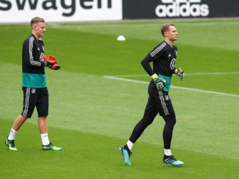 Marc-André ter Stegen (l) muss sich noch hinter Manuel Neuer anstellen. Foto: Christian Charisius