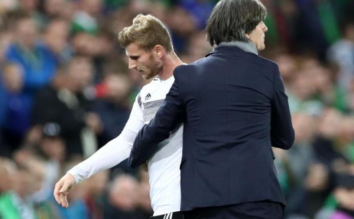 Bundestrainer Joachim Löw aus Deutschland umarmt Timo Werner bei dessen Auswechslung. Foto: Christian Charisius