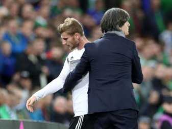 Bundestrainer Joachim Löw aus Deutschland umarmt Timo Werner bei dessen Auswechslung. Foto: Christian Charisius Bundestrainer Joachim Löw aus Deutschland umarmt Timo Werner bei dessen Auswechslung. Foto: Christian Charisius