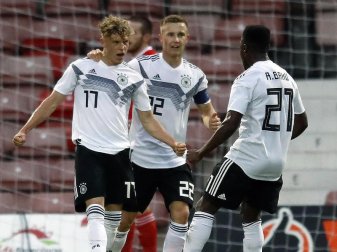 Torschütze Robin Hack (l) freut sich mit zwei Teamkollegen über das 2:0 gegen Wales. Foto: Martin Rickett/PA Wire Torschütze Robin Hack (l) freut sich mit zwei Teamkollegen über das 2:0 gegen Wales. Foto: Martin Rickett/PA Wire