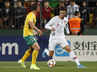Cristiano Ronaldo (r) im Duell mit dem Litauer Saulius Mikoliunas. Foto: Mindaugas Kulbis/AP Cristiano Ronaldo (r) im Duell mit dem Litauer Saulius Mikoliunas. Foto: Mindaugas Kulbis/AP