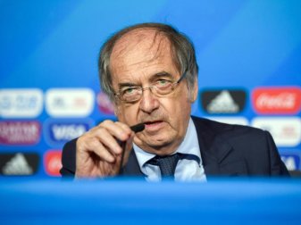 Kritisiert Spielunterbrechungen bei homophoben Gesängen: Noël Le Graët, Präsident des französischen Fußballverbandes. Foto: Sebastian Gollnow Kritisiert Spielunterbrechungen bei homophoben Gesängen: Noël Le Graët, Präsident des französischen Fußballverbandes. Foto: Sebastian Gollnow