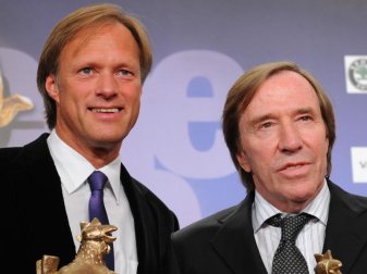 Gerhard Delling (l) und Günter Netzer haben dreizehn Jahre gemeinsam moderiert. Foto (2010): Jens Kalaene Foto: Jens Kalaene Gerhard Delling (l) und Günter Netzer haben dreizehn Jahre gemeinsam moderiert. Foto (2010): Jens Kalaene Foto: Jens Kalaene