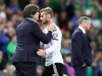 Bundestrainer Joachim Löw gab Timo Werner Tipps. Foto: Christian Charisius