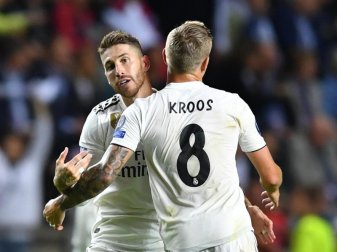 Real Madrids Sergio Ramos (l) hält große Stücke auf Toni Kroos. Foto: Marius Becker