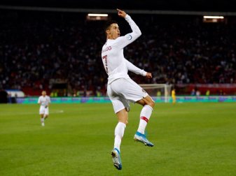 Portugals Star Cristiano Ronaldo erzielte vier Treffer gegen die Serben. Foto: Predrag Milosavljevic/XinHua Portugals Star Cristiano Ronaldo erzielte vier Treffer gegen die Serben. Foto: Predrag Milosavljevic/XinHua