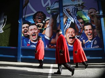 «Chelsea Pensioners» kommen zum Spiel des FC Chelsea gegen Manchester United ins Stadion an der Stamford Bridge. Foto: Adam Davy/PA Wire «Chelsea Pensioners» kommen zum Spiel des FC Chelsea gegen Manchester United ins Stadion an der Stamford Bridge. Foto: Adam Davy/PA Wire