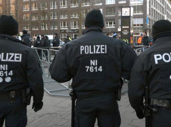 Polizeikräfte bei einem Einsatz in Bremen. Foto: Carmen Jaspersen