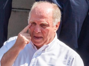 Würde Länderspiele gern in die kalte Jahreszeit verbannen: Uli Hoeneß. Foto: Peter Kneffel Würde Länderspiele gern in die kalte Jahreszeit verbannen: Uli Hoeneß. Foto: Peter Kneffel