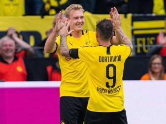 Die BVB-Profis Julian Brandt (l) und Paco Alcacer wollen auch gegen Bayer Leverkusen jubeln. Foto: Guido Kirchner
