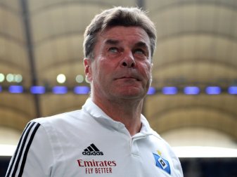 HSV-Trainer Hecking hält zu seinem Spieler Jatta HSV-Trainer Hecking hält zu seinem Spieler Jatta