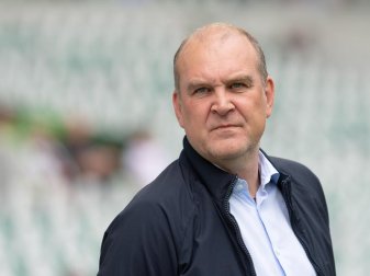 Schimpft nach dem Spiel gegen Fortuna Düsseldorf über den Videobeweis: Jörg Schmadtke, Geschäftsführer Sport beim VfL Wolfsburg. Foto: Swen Pförtner Schimpft nach dem Spiel gegen Fortuna Düsseldorf über den Videobeweis: Jörg Schmadtke, Geschäftsführer Sport beim VfL Wolfsburg. Foto: Swen Pförtner