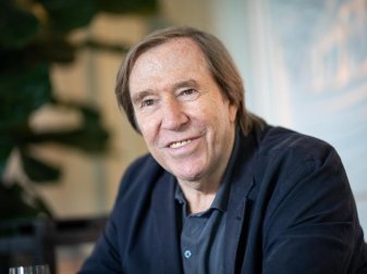 War in jeglicher Hinsicht anders als jeder andere deutsche Fußballspieler vor ihm: Günter Nezer wird 75. Foto: Sebastian Gollnow War in jeglicher Hinsicht anders als jeder andere deutsche Fußballspieler vor ihm: Günter Nezer wird 75. Foto: Sebastian Gollnow