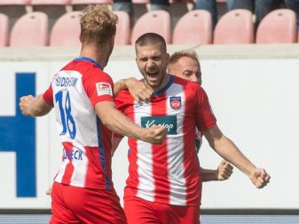 Heidenheims (l-r) Sebastian Griesbeck, Robert Leipertz und Marc Schnatterer jubeln. Foto: Stefan Puchner Heidenheims (l-r) Sebastian Griesbeck, Robert Leipertz und Marc Schnatterer jubeln. Foto: Stefan Puchner