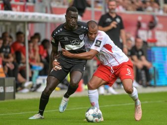 Silas Wamangituka vom VfB Stuttgart (l) kämpft mit dem Regensburger Jann George um den Ball. Foto: Armin Weigel Silas Wamangituka vom VfB Stuttgart (l) kämpft mit dem Regensburger Jann George um den Ball. Foto: Armin Weigel