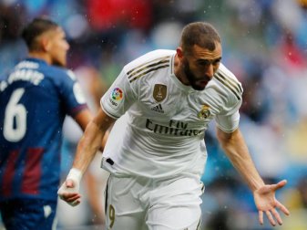Reals Doppelpacker Karim Benzema feiert sein Tor zum 1:0. Foto: Bernat Armangue/AP
