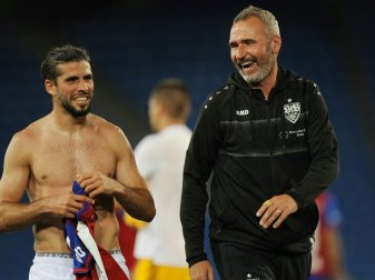 Trainer Tim Walter (r.) und Verteidiger Emiliano Insua Trainer Tim Walter (r.) und Verteidiger Emiliano Insua