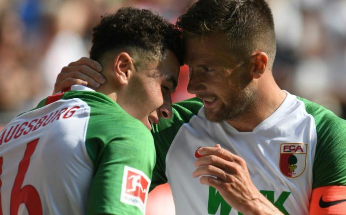 Vargas (l.) und Baier feiern den ersten Saisonieg