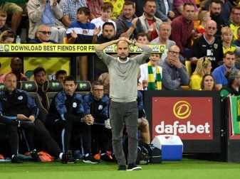 Trainer Guardiola steht an der Seitenlinie und fasst sich aufgrund der Niederlage gegen Norwich City an den Kopf. Foto: J. Giddens/PA Wire Trainer Guardiola steht an der Seitenlinie und fasst sich aufgrund der Niederlage gegen Norwich City an den Kopf. Foto: J. Giddens/PA Wire