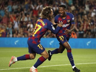 Barcelonas Ansu Fati (r) jubelt mit seinem Teamkollegen Antoine Griezmann, nachdem er das erste Tor erzielt hat. Foto: Joan Monfort/AP