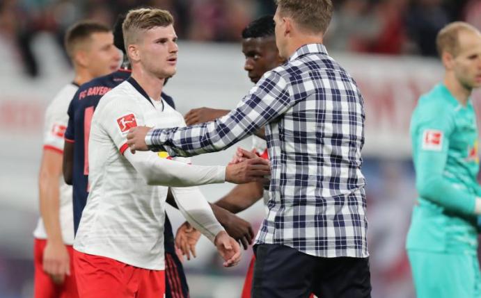 Leipzigs Werner (l) und Trainer Nagelsmann (M) klatschen sich nach dem Unentschieden gegen den FC Bayern München ab. Foto: J. Woitas